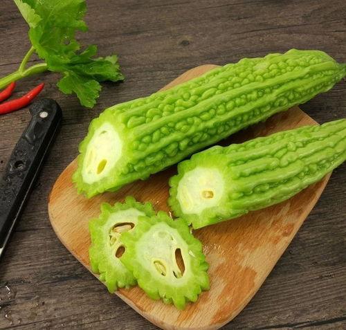 山东吃生瓜的网红是谁,挑战味蕾极限的美食探险者